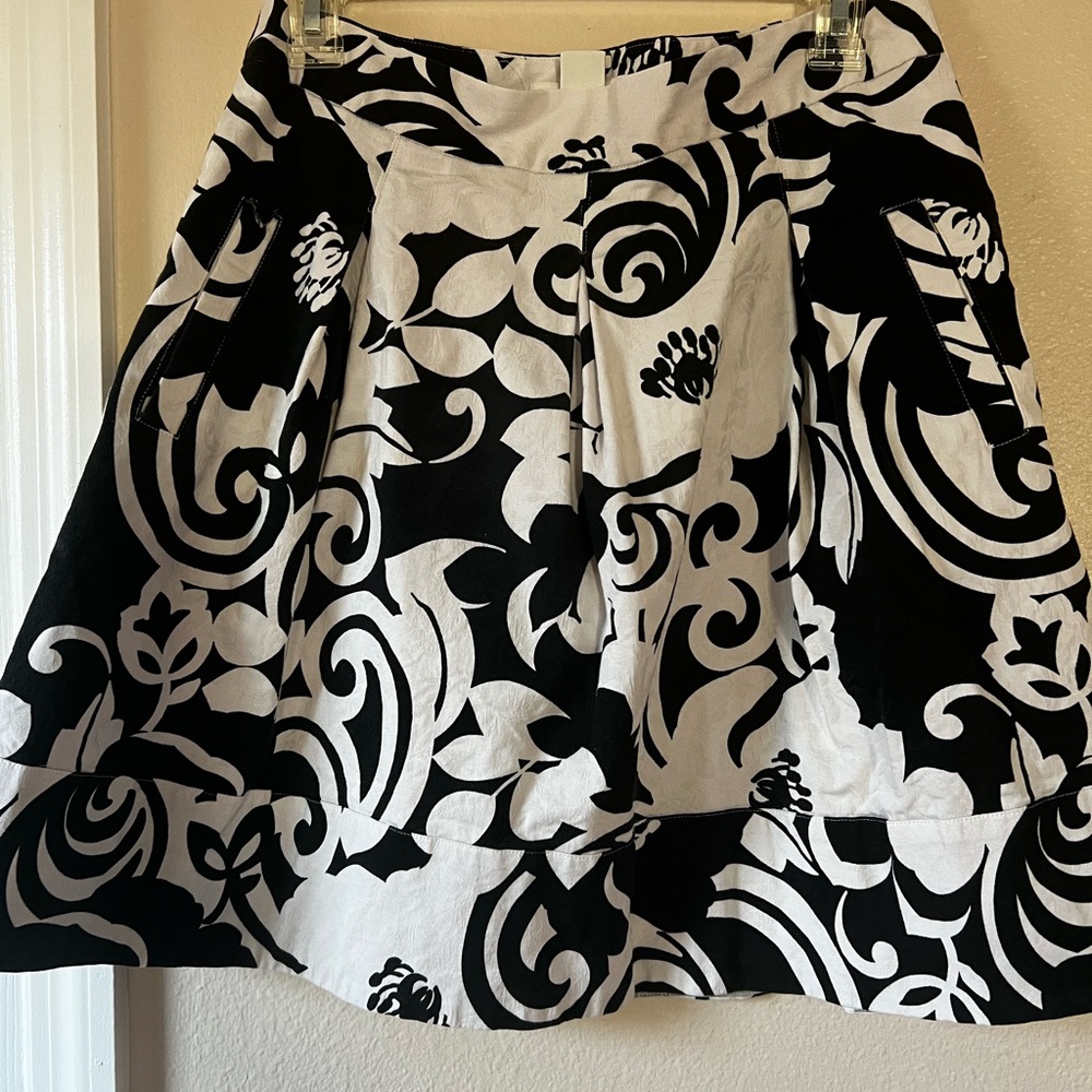 White House Black Market Elegant Black and White Floral Skirt, Size 6